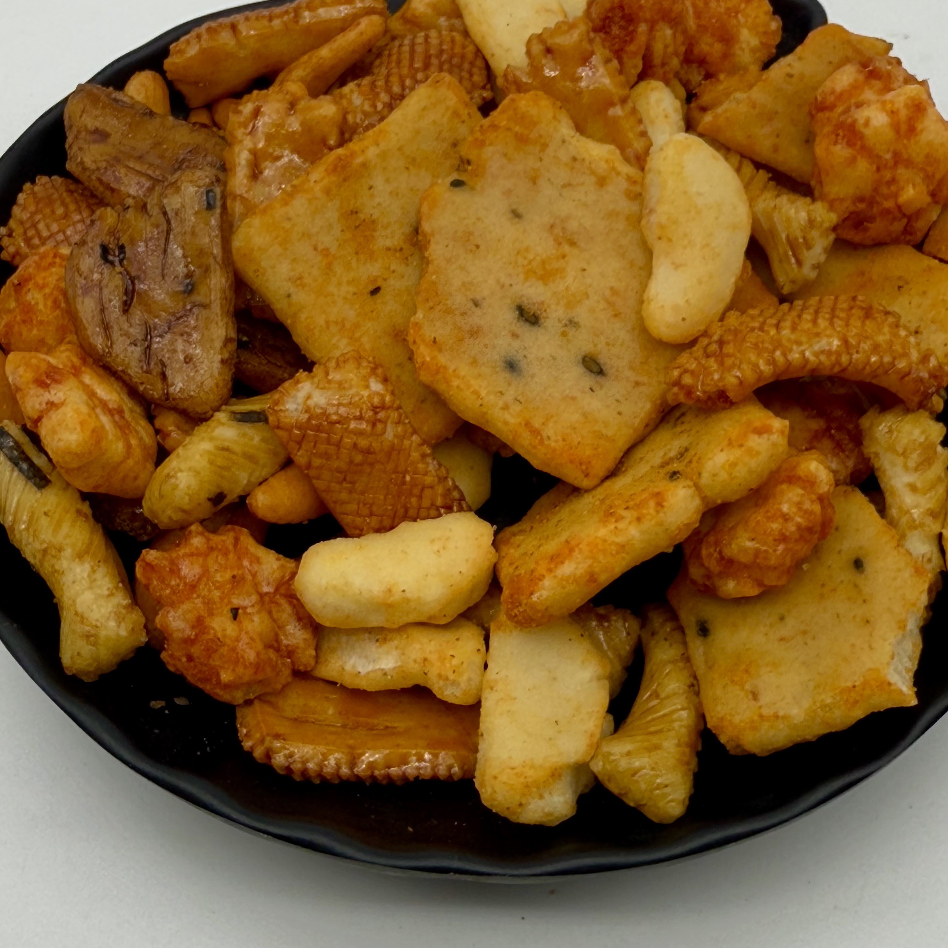 7.5KG Bulk Fried Rice Crackers Crispy Texture Multiple Varieties 12 Months Shelf Life