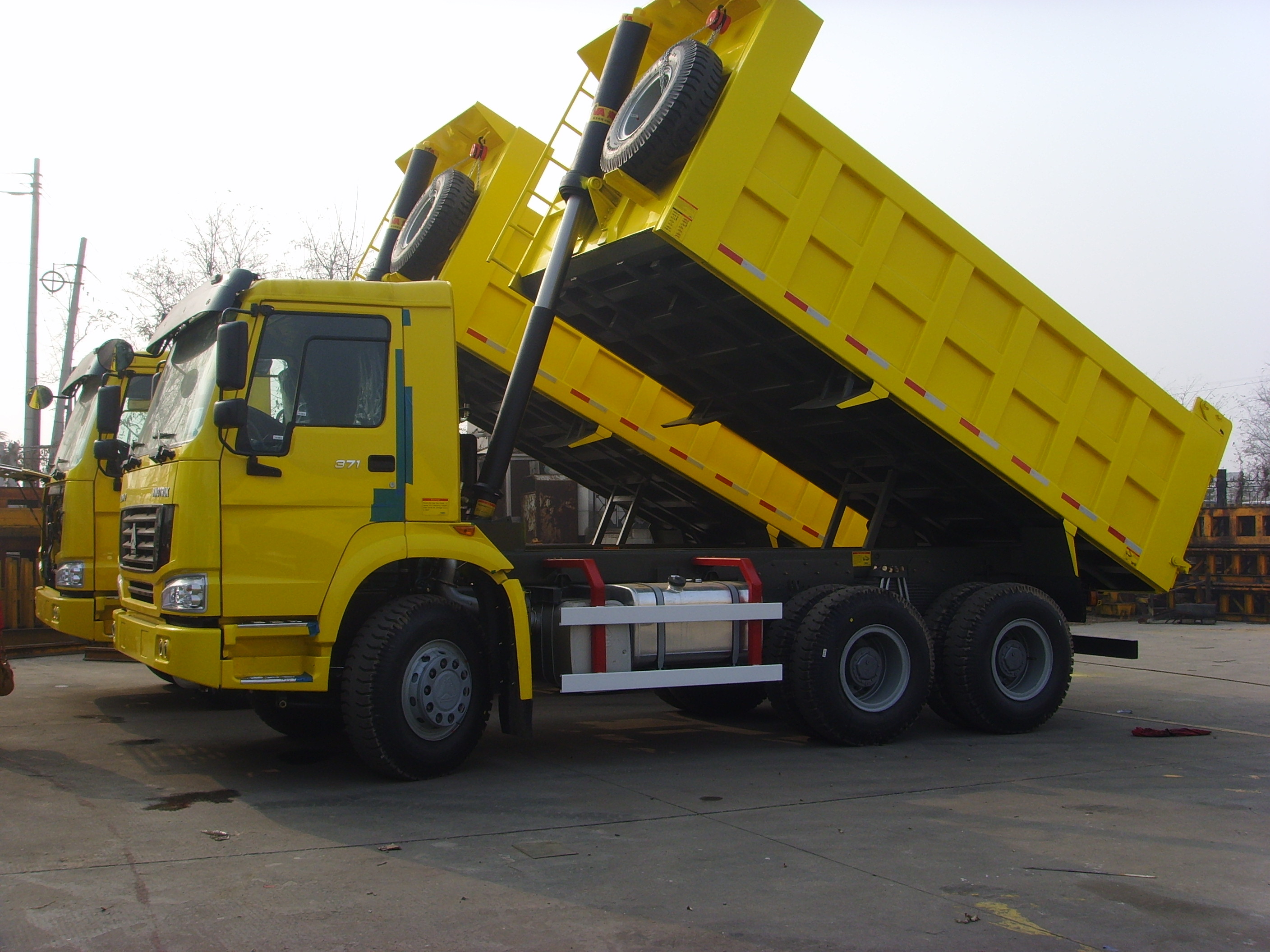 Long Cabin Heavy Duty Dump Truck For Stone Loading Low Oil Consumption