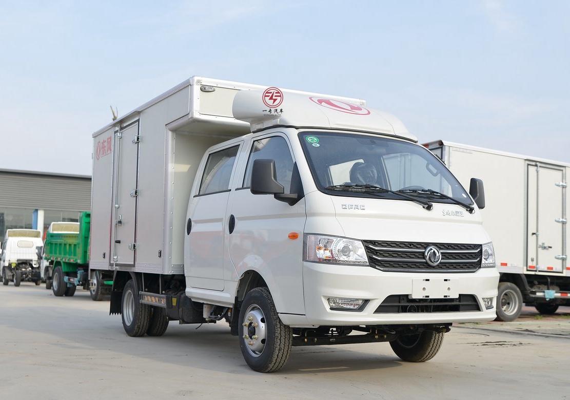 Dongfeng 1-5 T Mini Diesel Light Box Cargo Truck with Multimedia System and Benefit