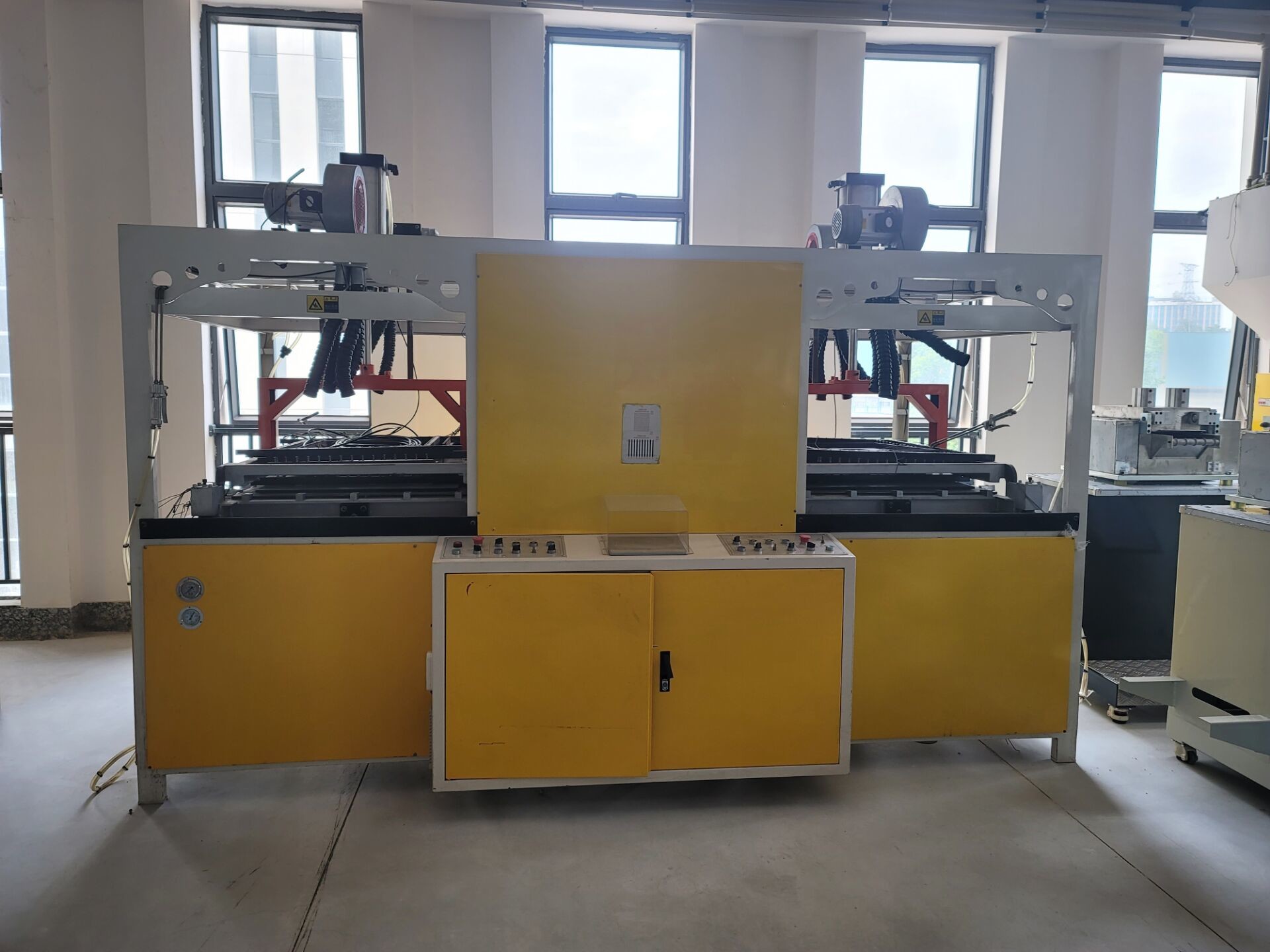 Vacuum Forming Machine For ABS PC PP Luggage Suitcase Making