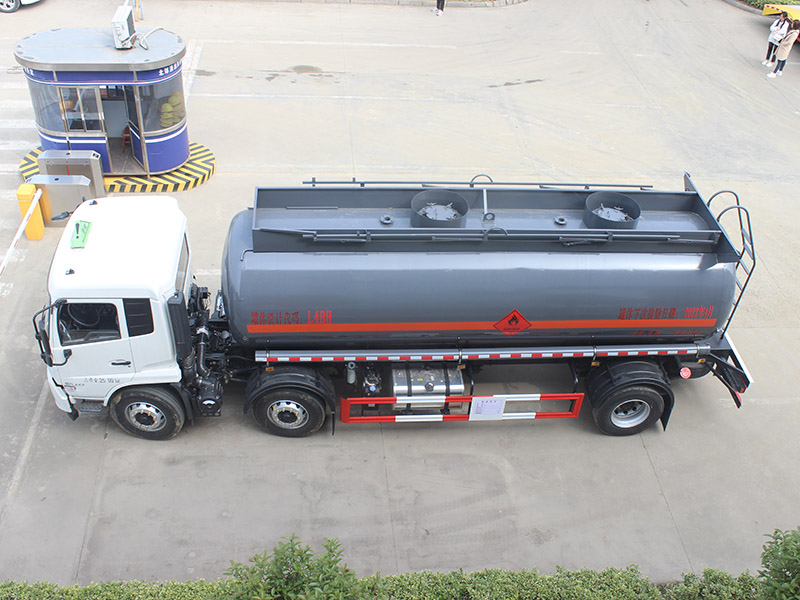 Dongfeng Tianjin Small Axle Flammable Liquid Tank Transporter 15 Tons