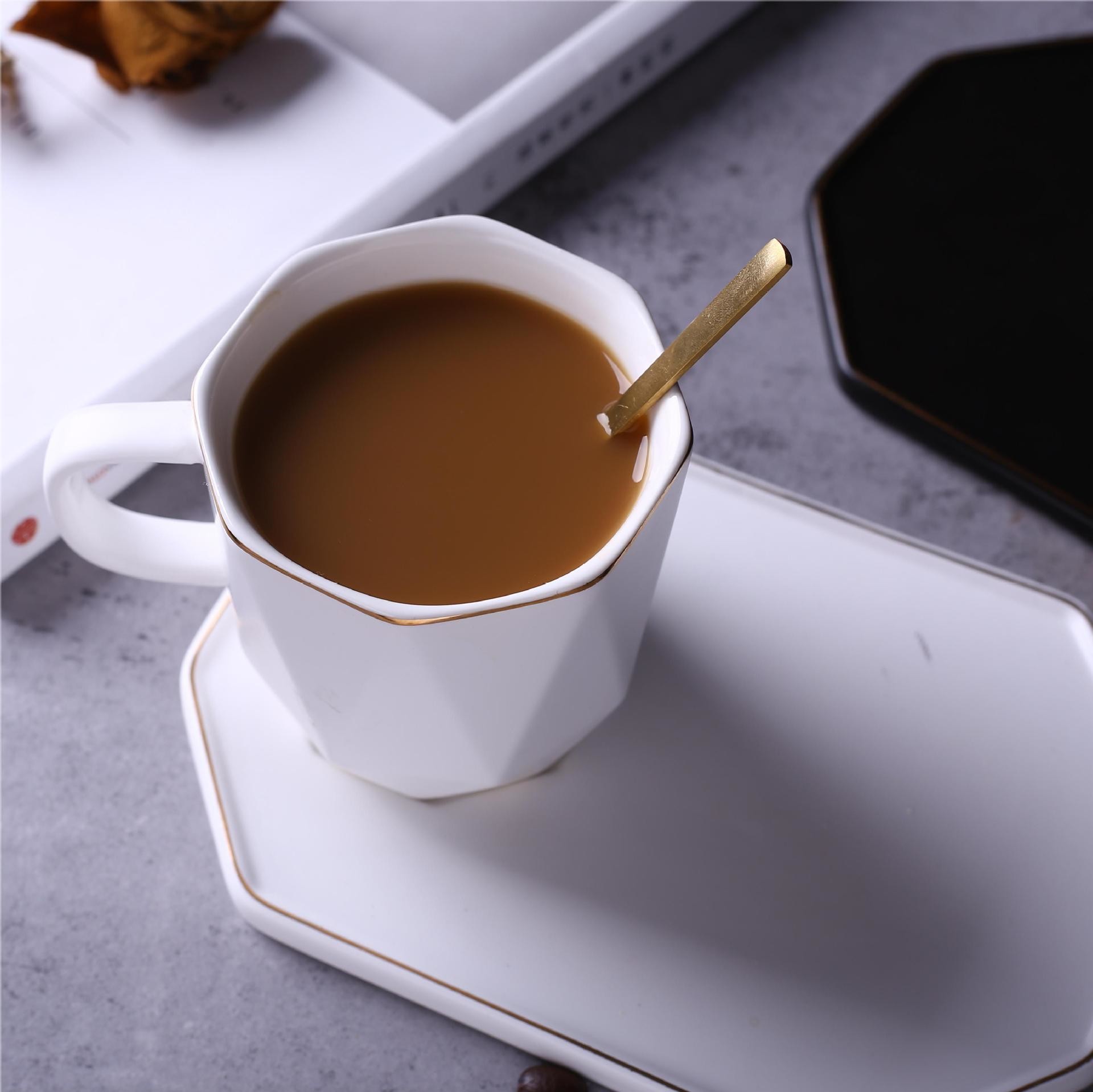 Creative Geometric-shaped Gilded Ceramic Cups Office Coffee Cups Simple Black And White Mugs And Saucers Afternoon Flower Tea Cups And Saucers