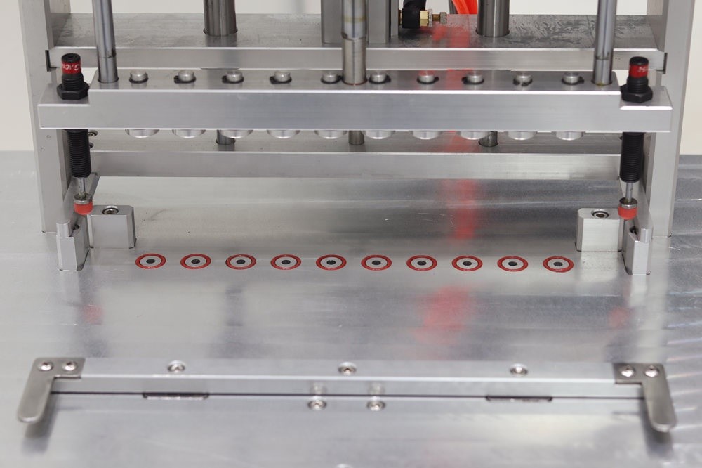 SUS304 Lip Gloss Lipstick Demoulding Machine Semi Automatic Lipstick Silicone Demould Machine