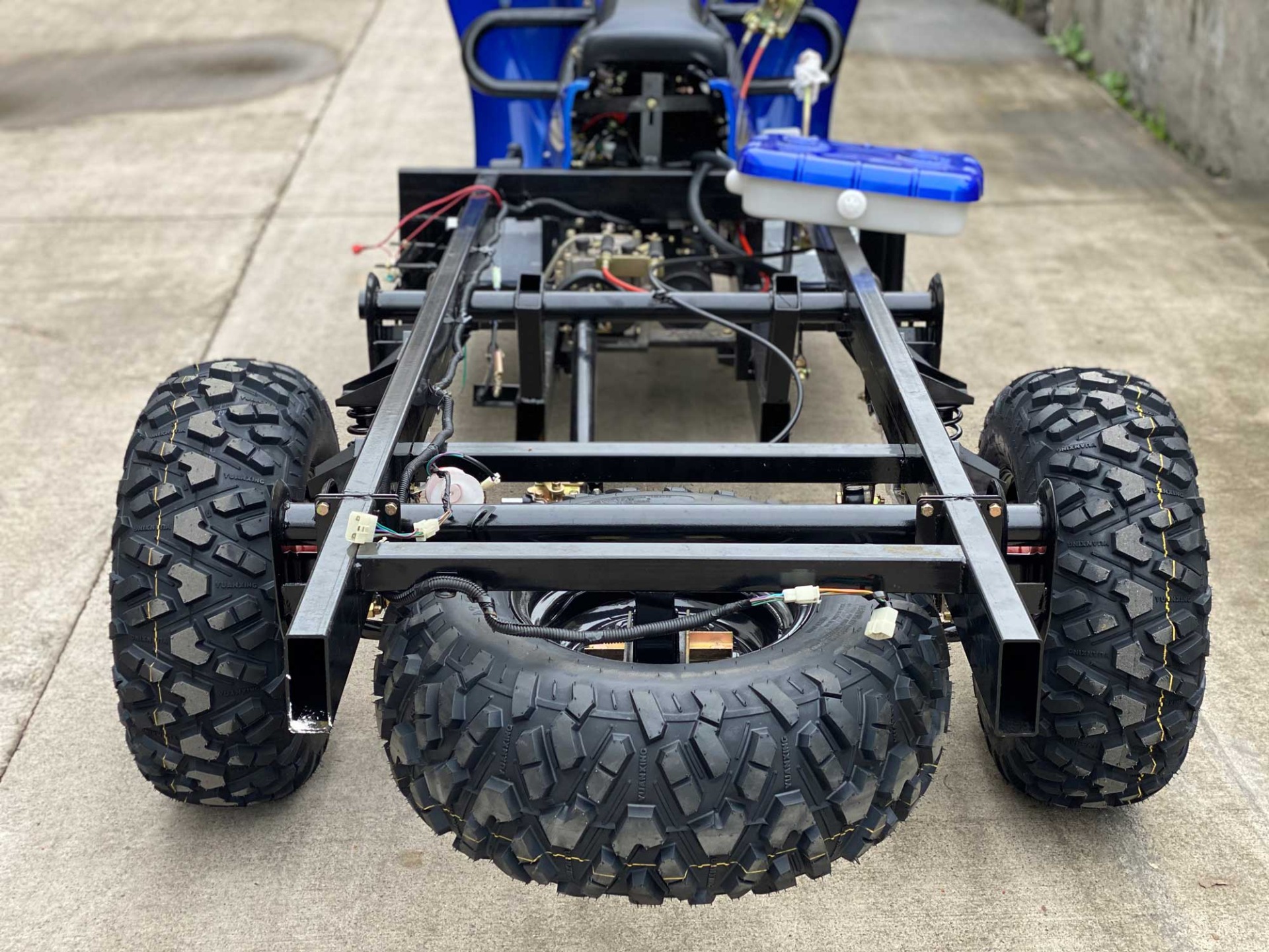 300cc Water Cooled Petrol Three Wheels Cargo Tricycle with Customized Body Frame