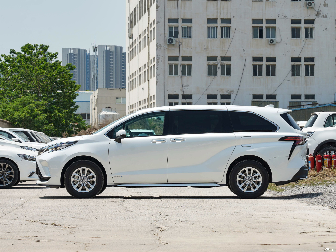 7 Seats 2024 Faw To-yota Gravia 2.5L Hybrid Edition Automatic Hybrid Electric Goods Vehicle Energy Cars Automatic Gear Box