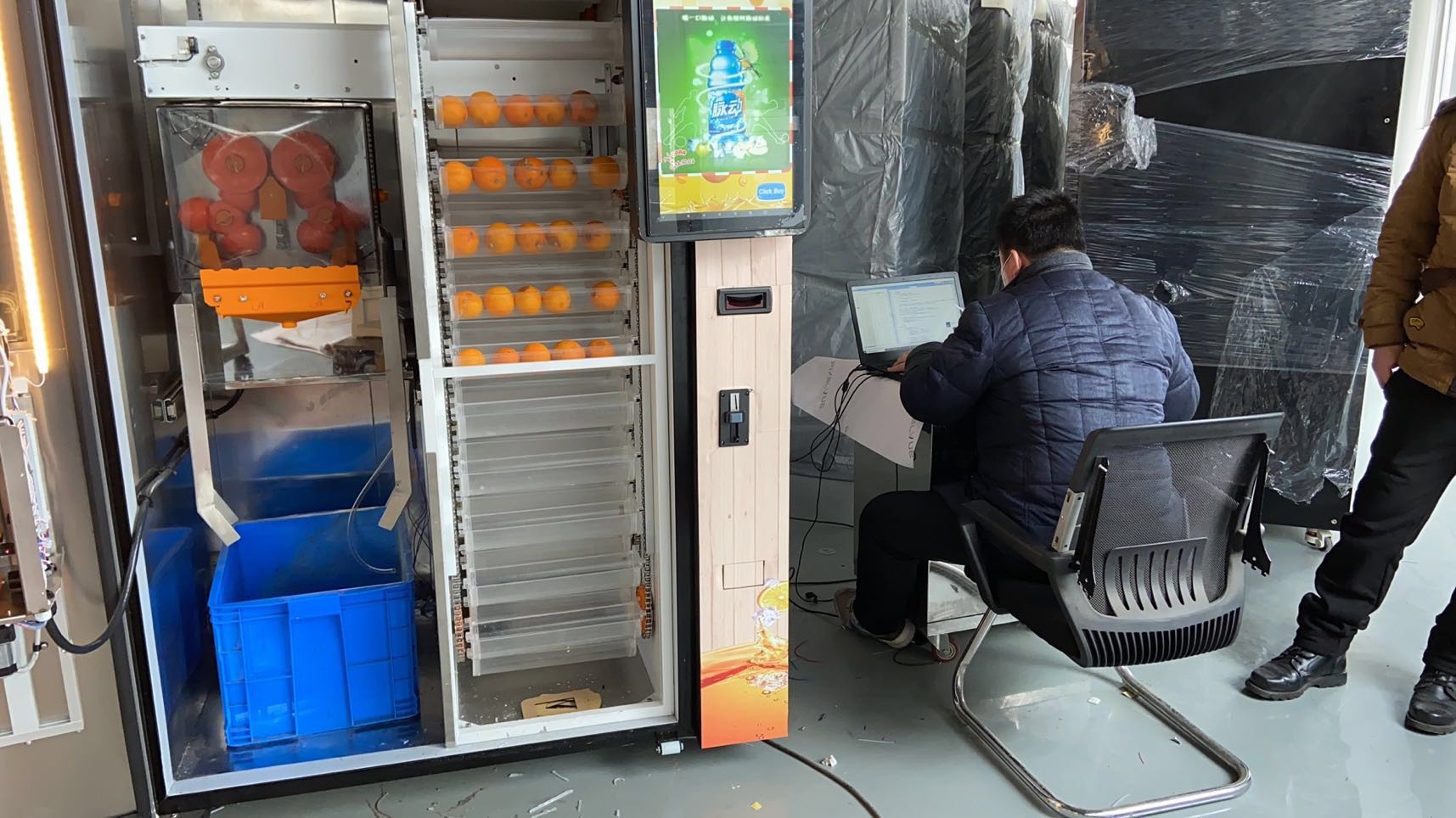 Automatic Orange Fresh Vending Machine 24 Hours Service Help Cashless Payment