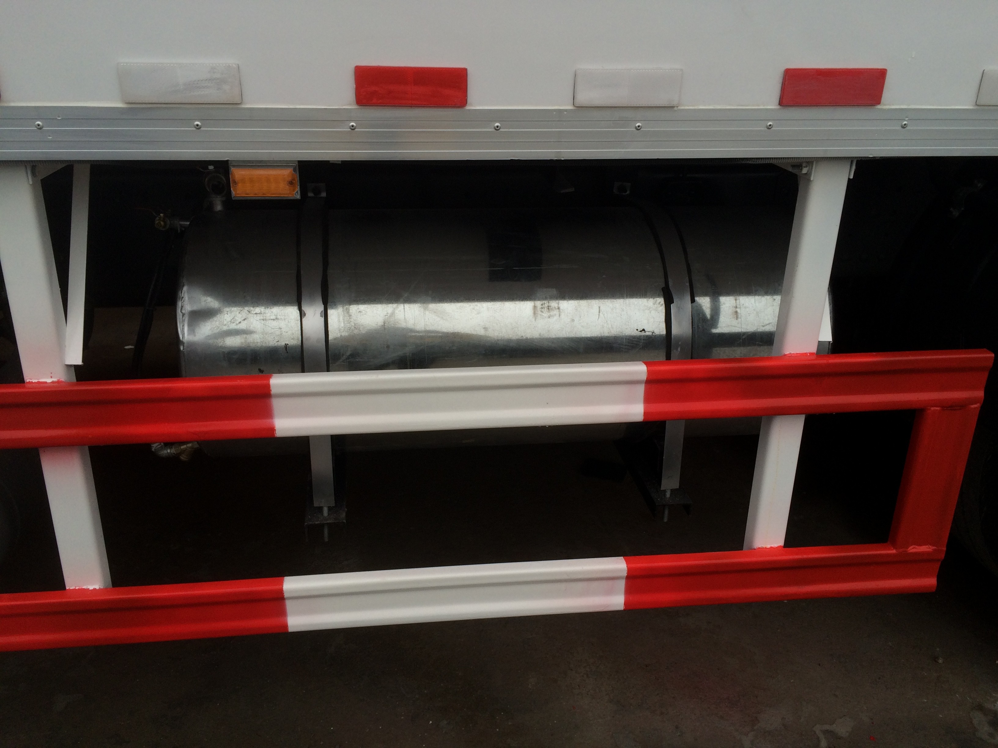 FRP 6x2 30 tons Refrigerated Box Truck 290hp with warranty and spare parts