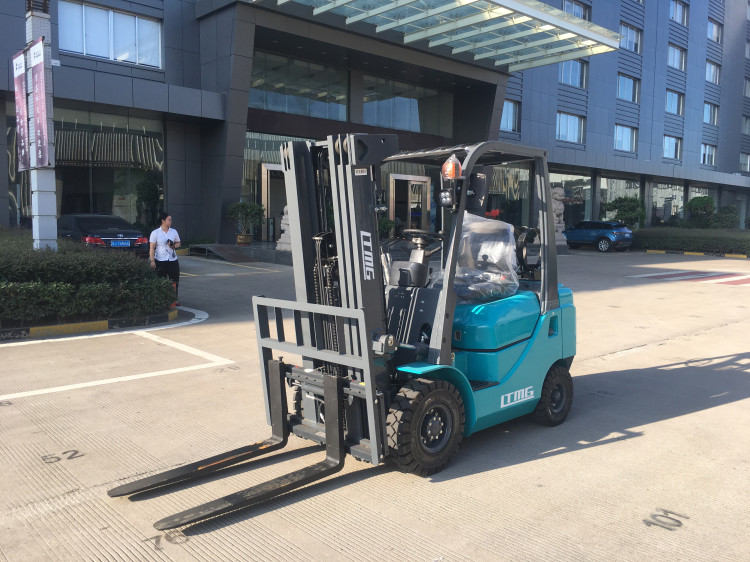 Nissan Engine 1.5 Ton LPG Forklift Truck Material Handling Equipment For Factories