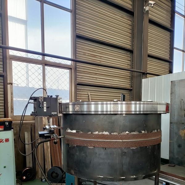 High Speed Flexible Track Welding Tractor for Customized Pressure Vessel