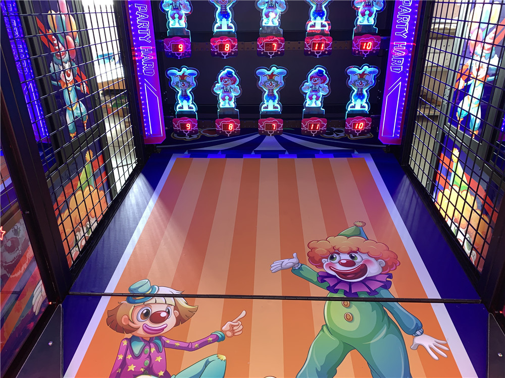 Crazy clown throw balls redemption game machine for family center