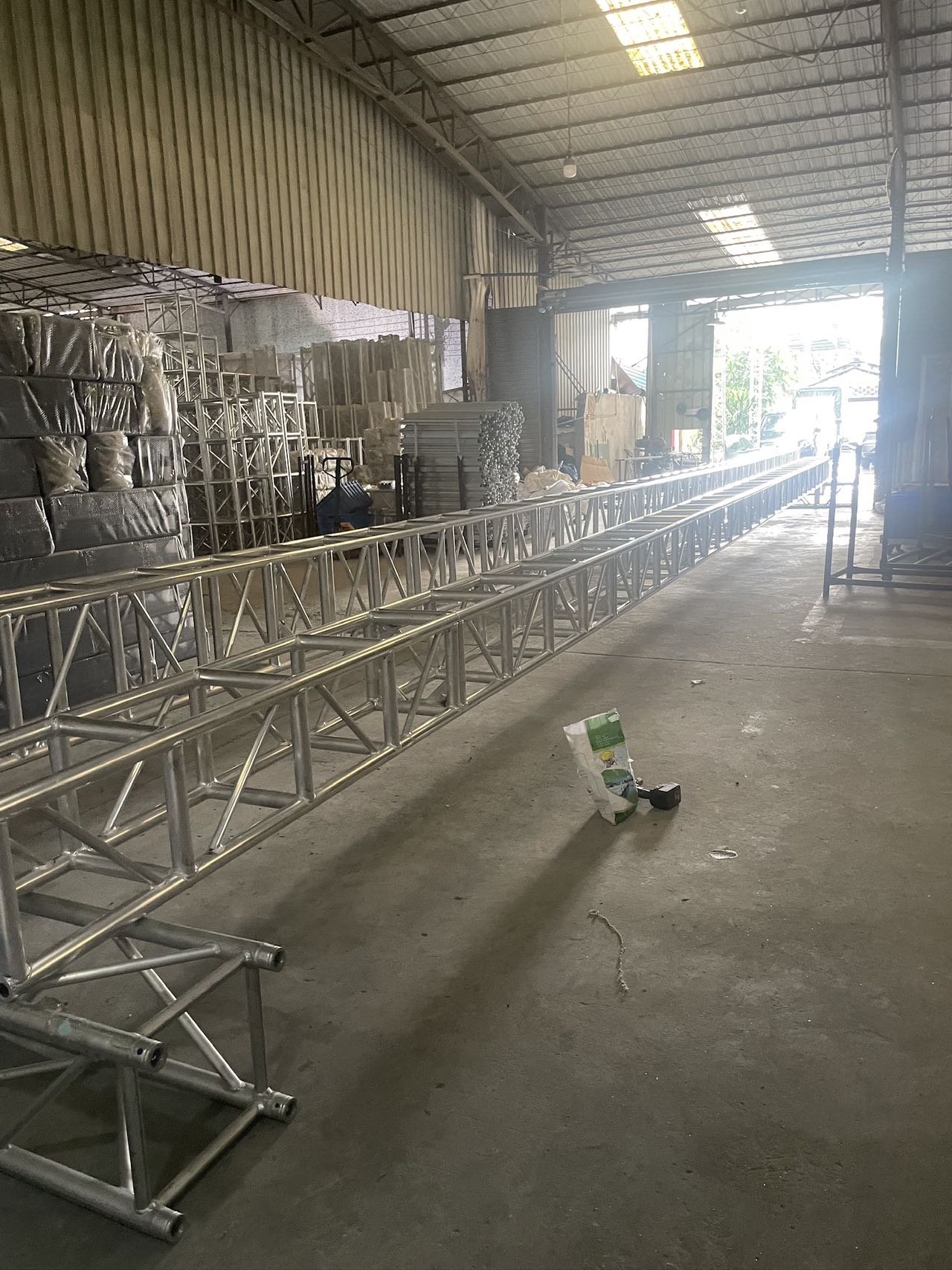 Silver Aluminum Layer Truss Aluminum DJ Lighting Truss For Outdoor Concerts