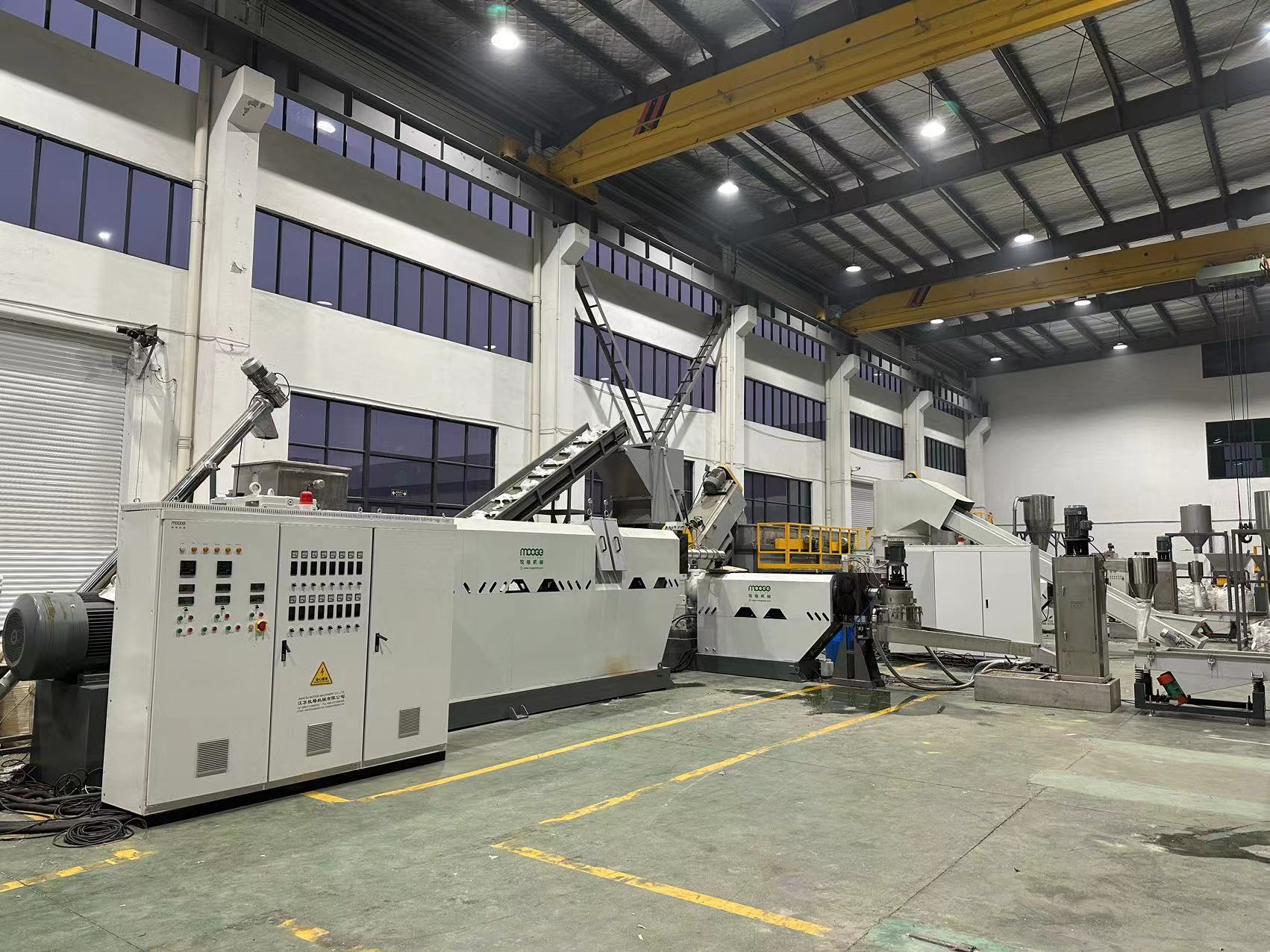 PP PE Pelletizing machinechine PP PE Pelletizing machine has two kinds of type. The RDL-Series plastic granulator machine is single stage plastic pelletizing machine with strand cooling cutting system used for clean industrial waste PE film, PP shopping bags. What's more, the RSL-Series plastic granulator machine is double stages plastic pelletizing machine with strand cooling cutting system used for washing recycled PE film, PE shopping bags material. With double stage it work more stable, produce more clean and more density granules. You can choose double stage or single stage extruder according to the cleanliness of your material. This plastic granulating line can be displayed "L" or "U" shape according to clients' workshop.  We also provide plastic crushing washing recycling line to get clean dry flakes from dirty waste material.