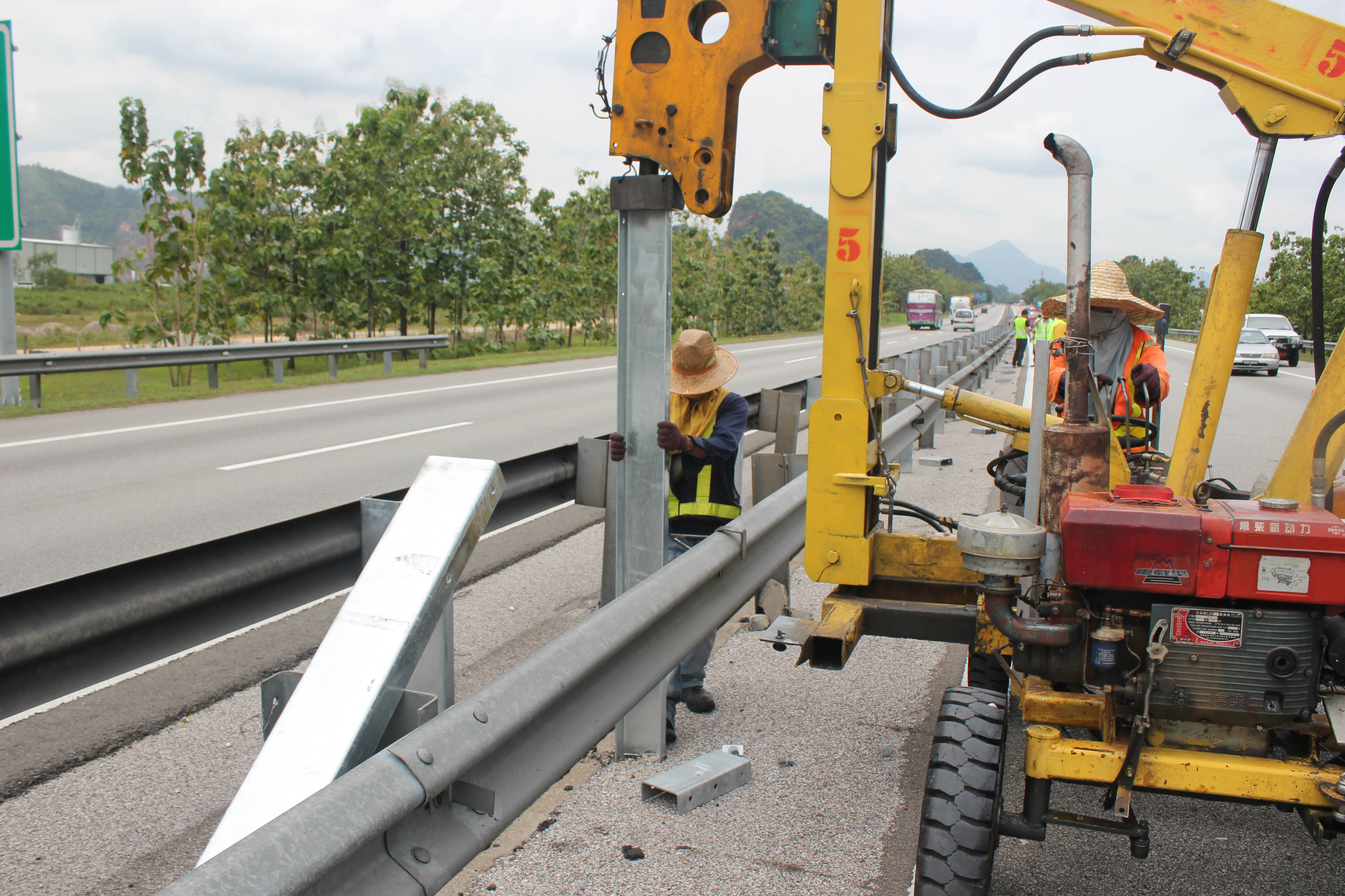 Hydraulic Hammer Pile Driver Machine For Highway Guardrail Installation