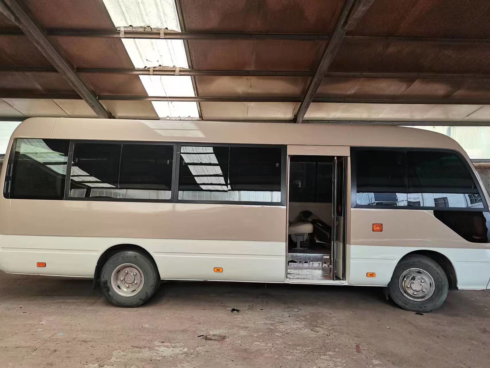 Middle Used Mini Bus Toyota Coaster 4x4 30 Seats for urban transportation