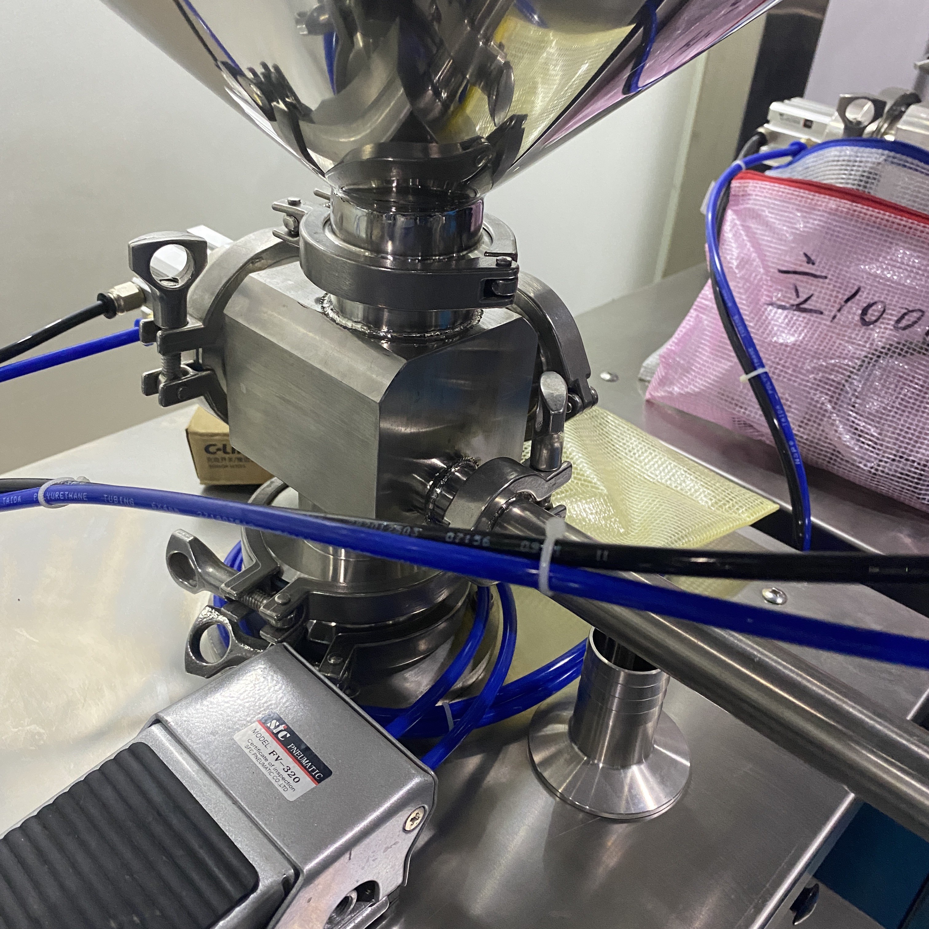 2KW Mineral Water Packing Machine simple structure with 30L Hopper