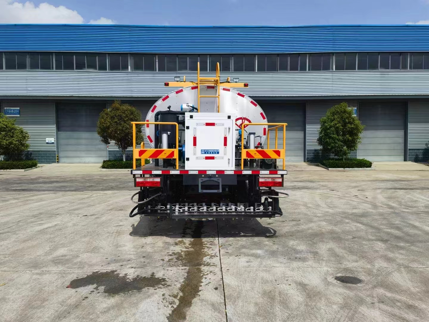 Haowo 6x4 Intelligent Asphalt Sprinkler 15000 Liters/Asphalt Sprinkler/Heating Asphalt Truck
