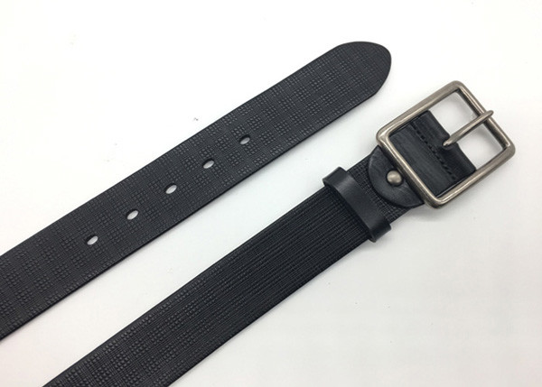 Embossed Checks Pattern Leather Casual Jeans Belt For Men With Classic Single Prong Buckle
