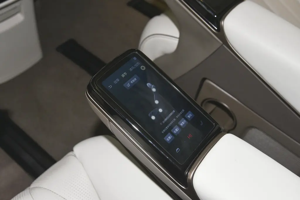 2023 Tengshi D 9 DM-i 970 All Wheel Drive 180km Plug-in Hybrid 7seat MPV with Brown Interior and Maximum Torque of 681Nm