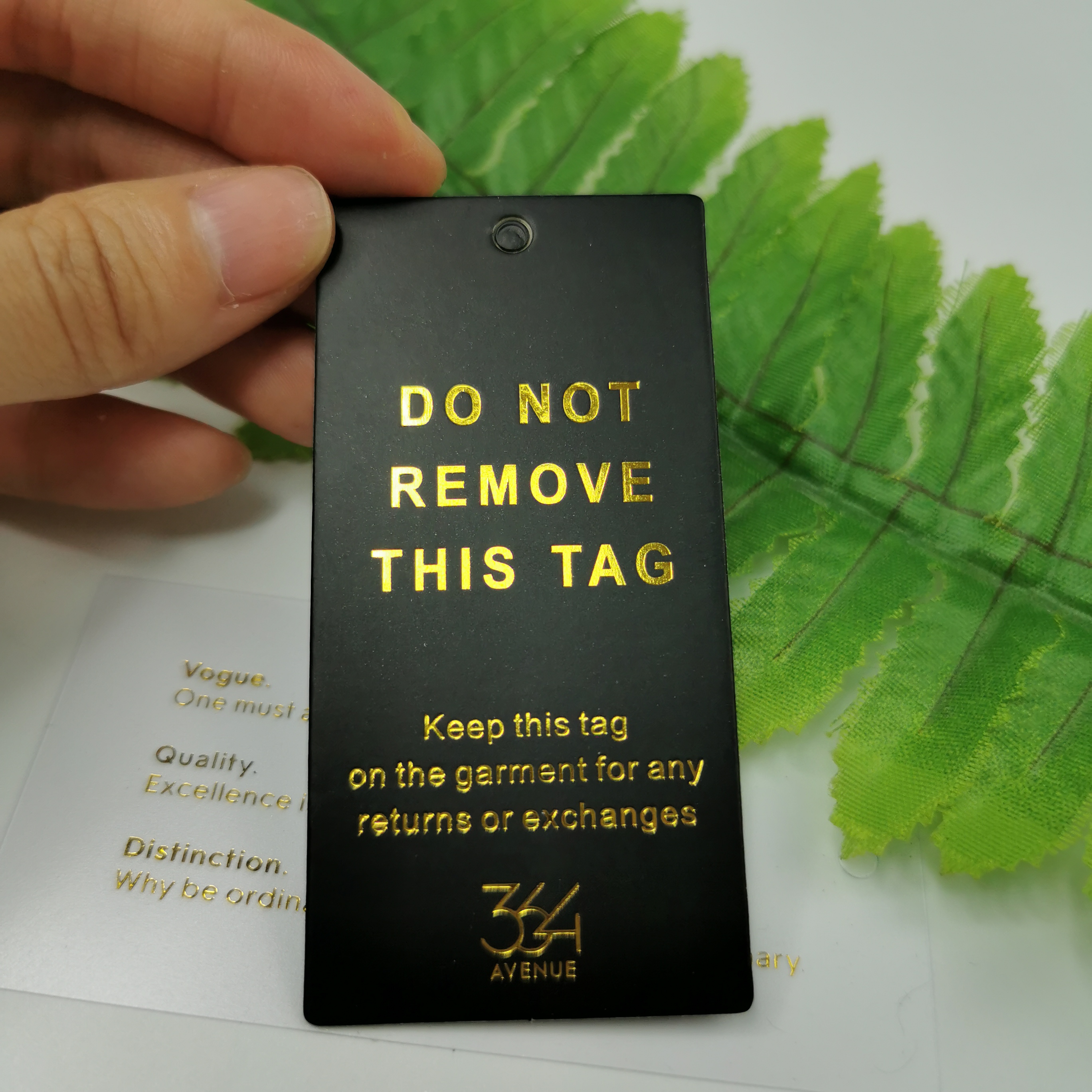 Gold Foil Printed Hangtag High Quality Custom Paper Brand Apparel Product Tags, Logo Pink Tag String Clothing Hangtag