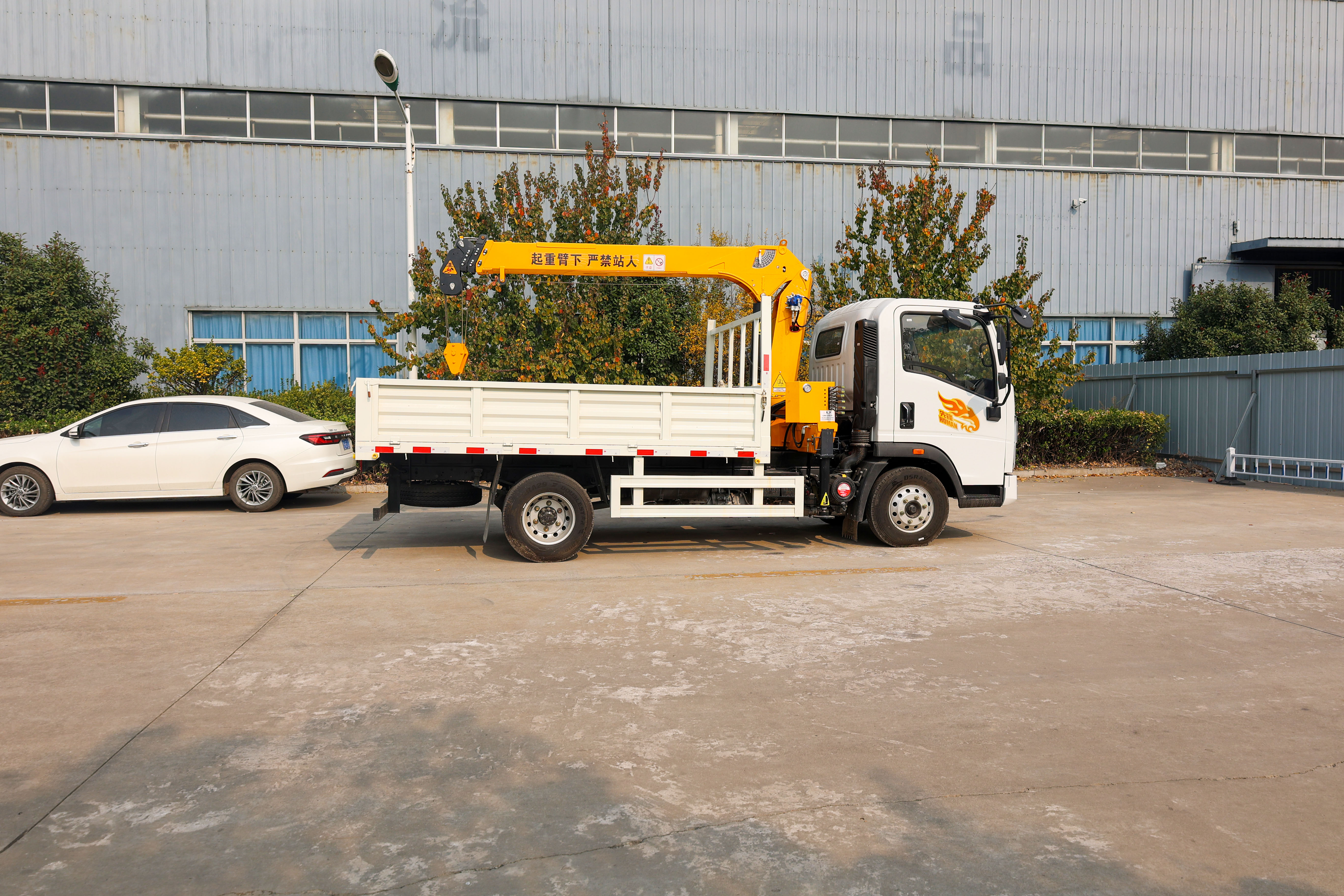 small truck mounted crane truck 4x2 cargo truck with crane