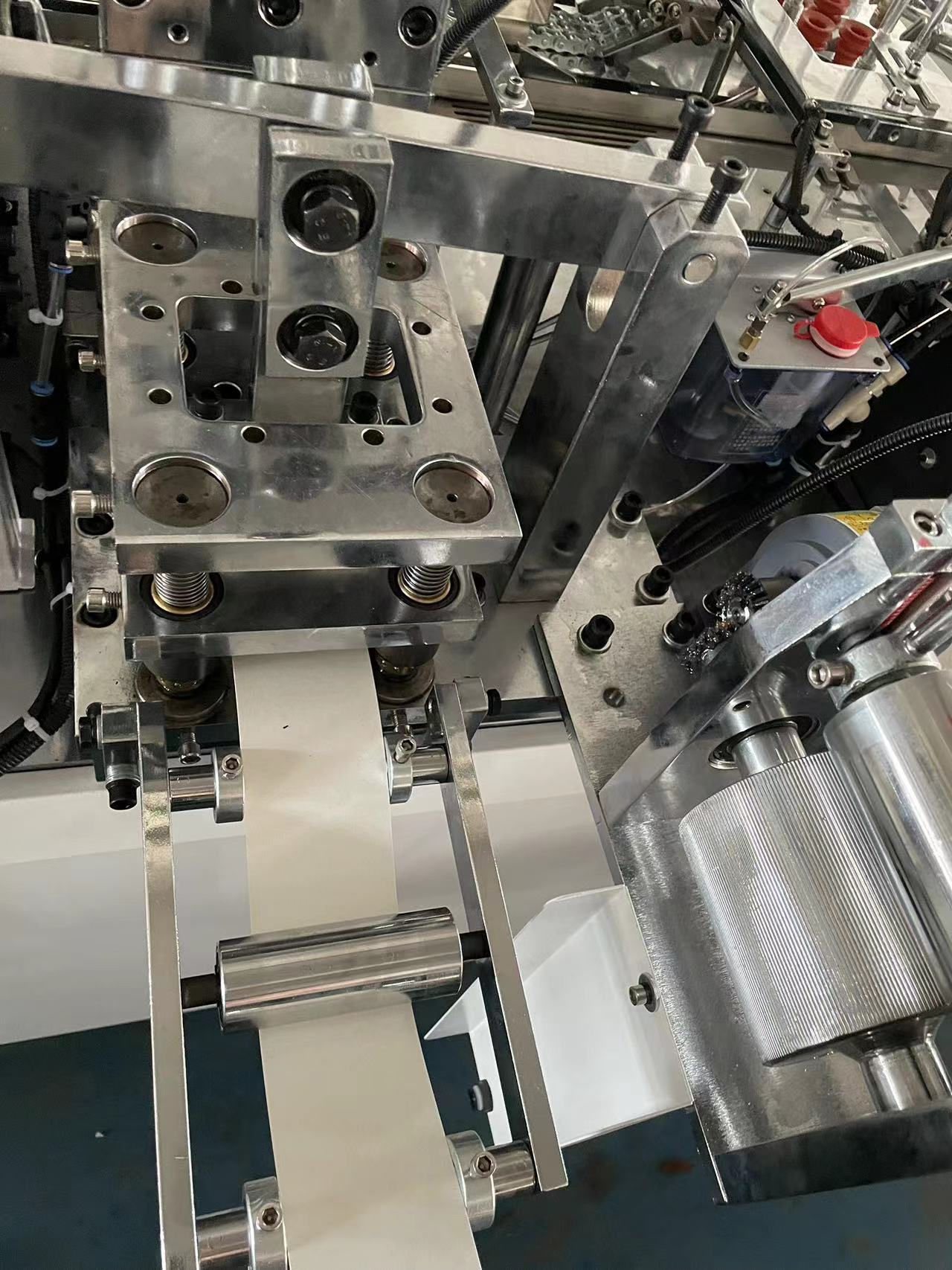 Fully Automatic Paper Coffee Cup Machine Production Line with Speed of 90-100pcs/min and Weight of 2100 kg