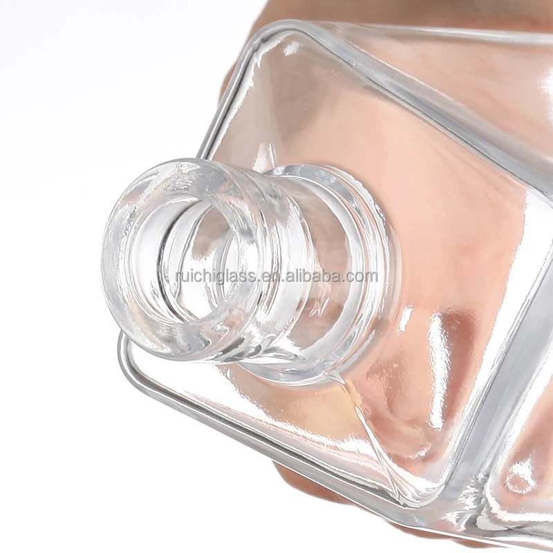 500ml 750ml Shaped Liquor Bottle with Cork Made of Super Flint Glass Material