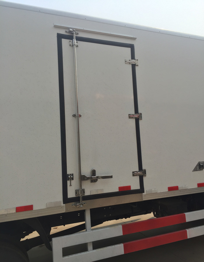 7 Ton Refrigerated Truck For Frozen Foods Transporting ZZ1127G4215C1