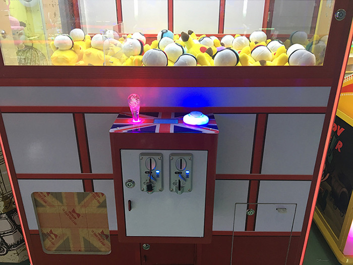 Attractive And Fashion Crane Game Machine / Big Dolls Claw Toy Machine
