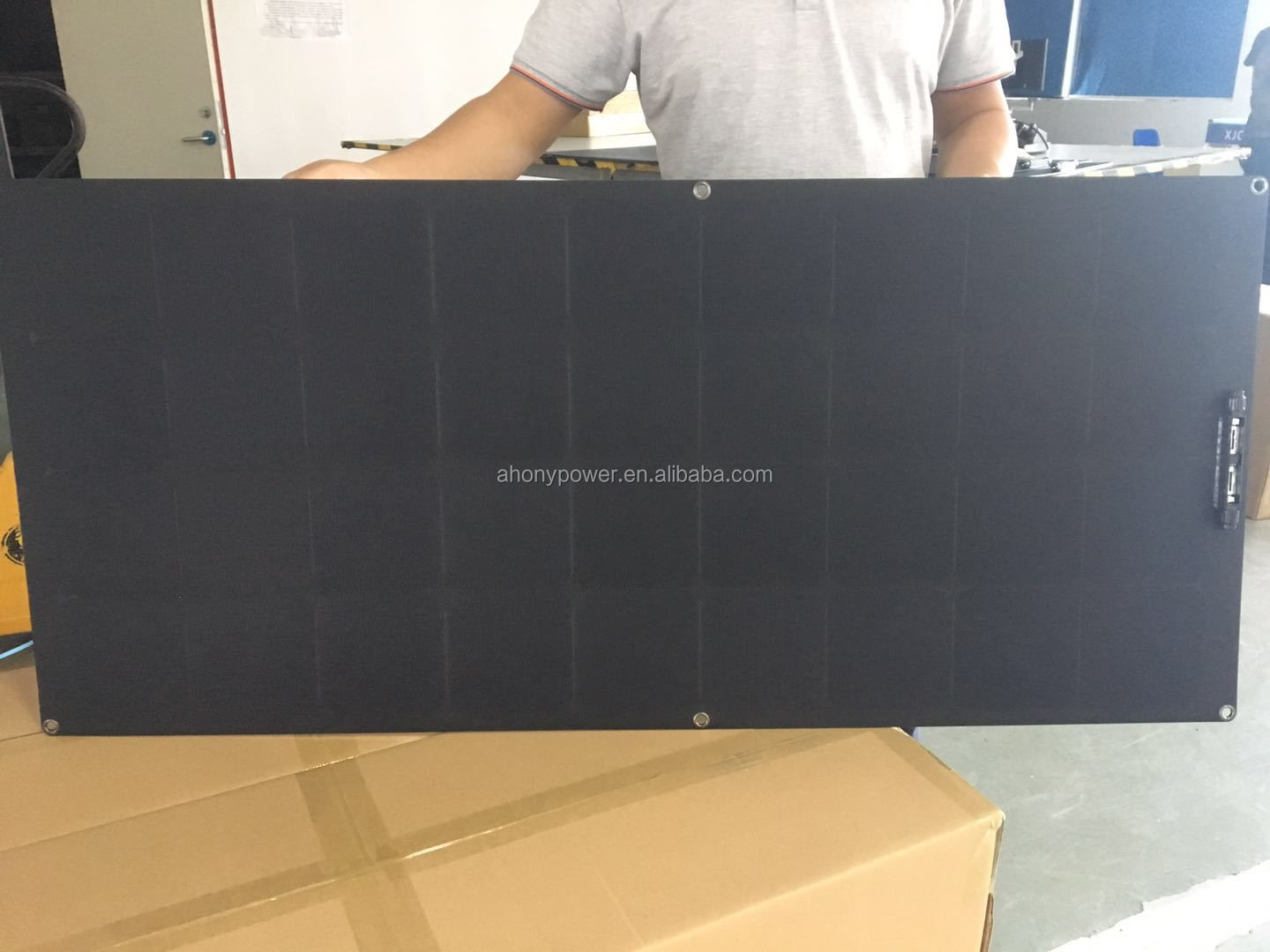 22.7% Panel Efficiency 200W 12V Solar Panel For Marine RV Cabin Van Car Lightweight