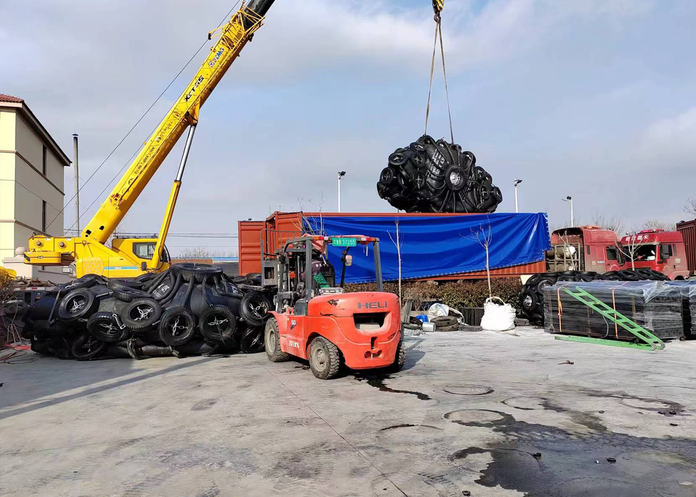 ISO17357 Marine Floating Tyre And Chain Net Pneuamatic Rubber Fender