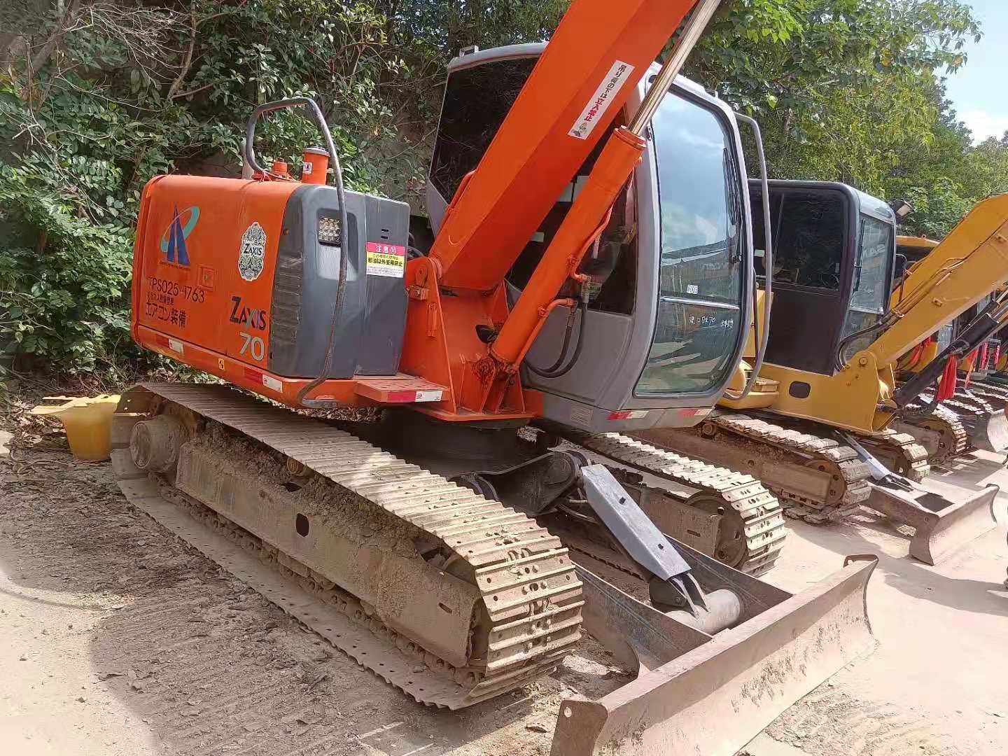 Used Hitachi ZX70 Excavator 20T Operating Weight 1M Bucket Capacity Red Color Yanmar Engine 3200 Hours