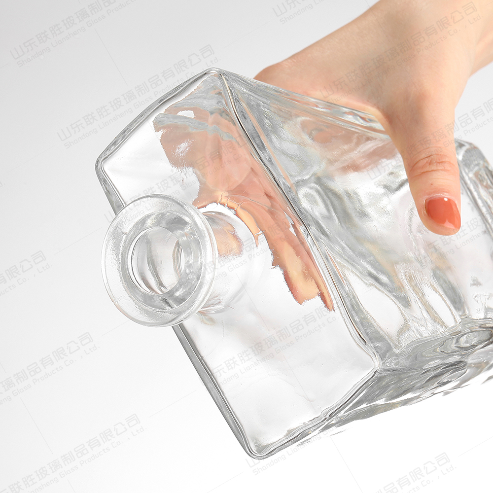 Hot Stamping Surface Handling Customized 500ml 750ml 700ml Glass Bottles for Beverage