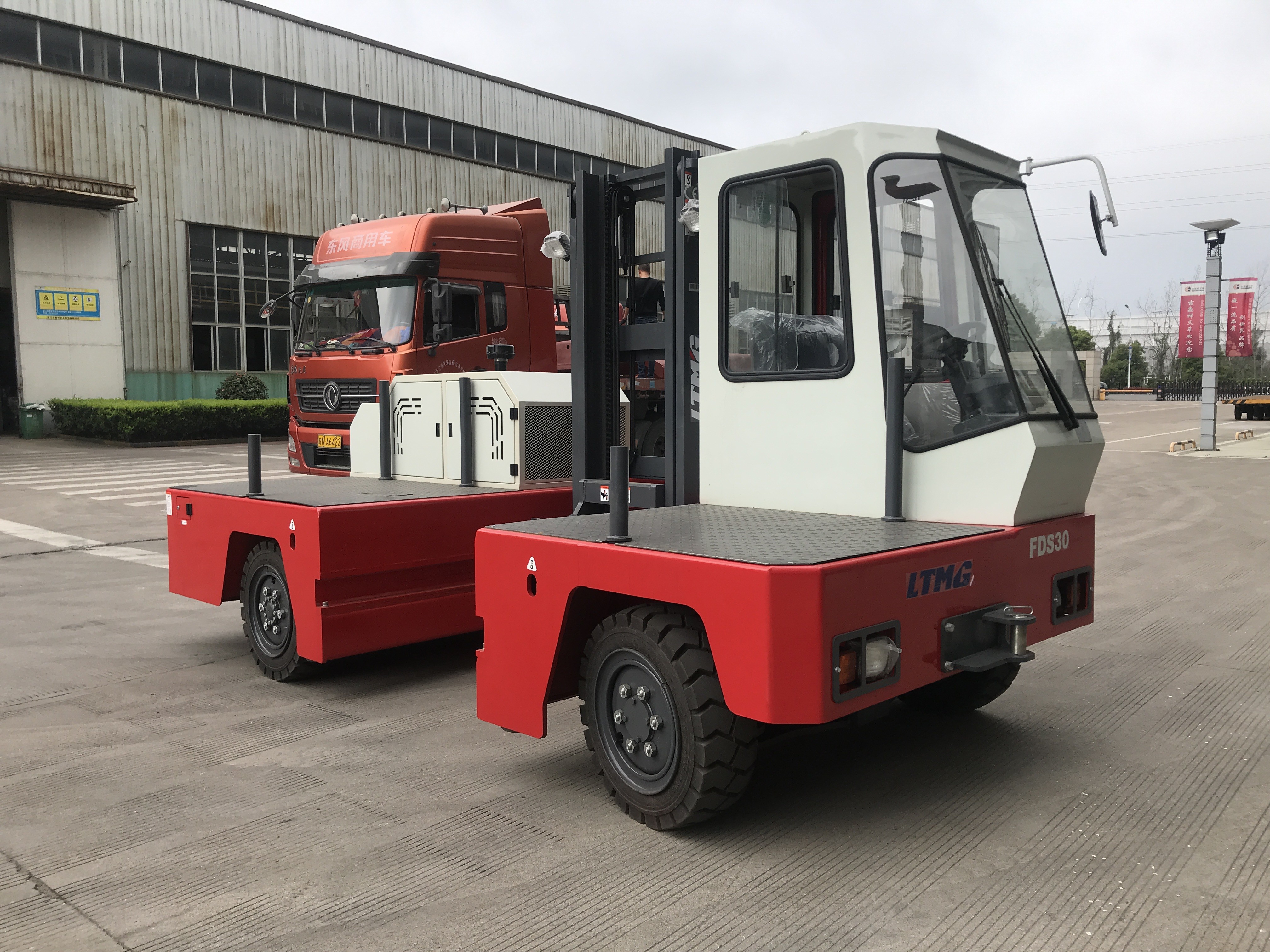 3 Ton Side Forklift Trucks 6850 Kg Operating Weight 3600mm Lifting Height