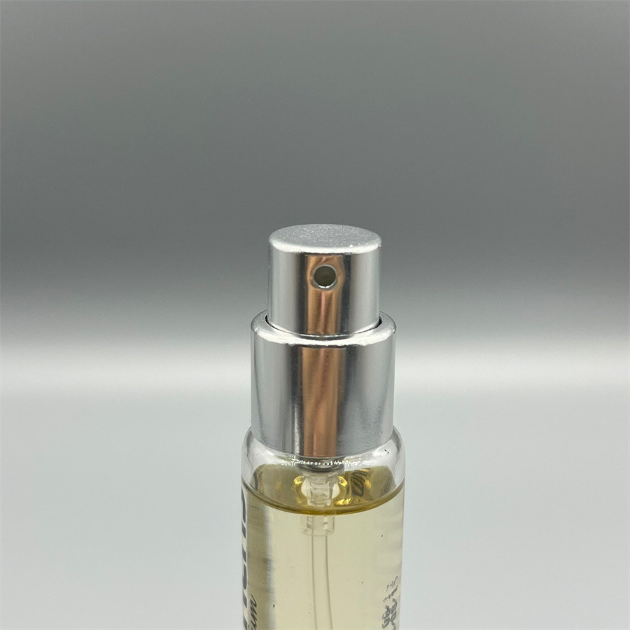 Luxurious Silver Perfume Sprayer - Elegant Dispenser for Fragrances