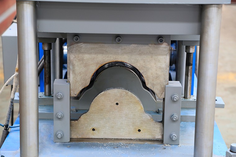 4.5T Ridge Cap Roll Forming Machine With Mold Steel Cr12 Post Cutter，Sheet Roll Forming Machine