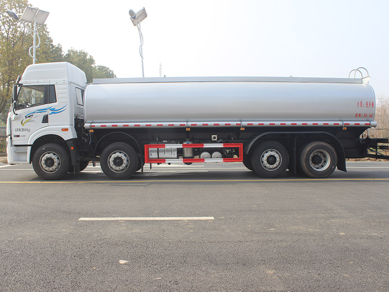 Qingdao Jiefang 260 Horsepower 8X2 Total Weight 31 Ton Volume 18.1 Cubic Meter Chemical Liquid Transporter (Chengliwei Brand)