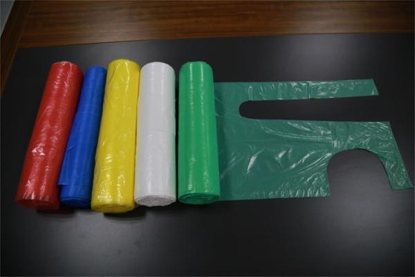 Multi Colored Disposable Plastic Smocks PE Aprons Flat Packed For Protect