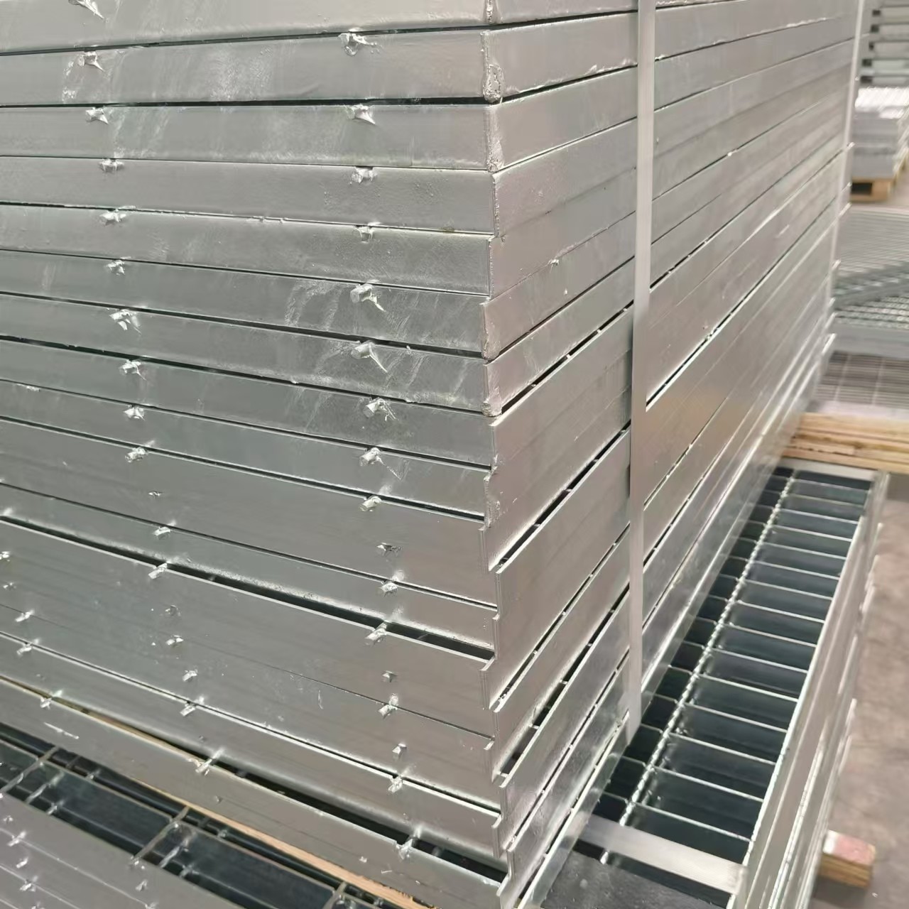Steel Grating Stair Treads, serrated surface Anti-Slip