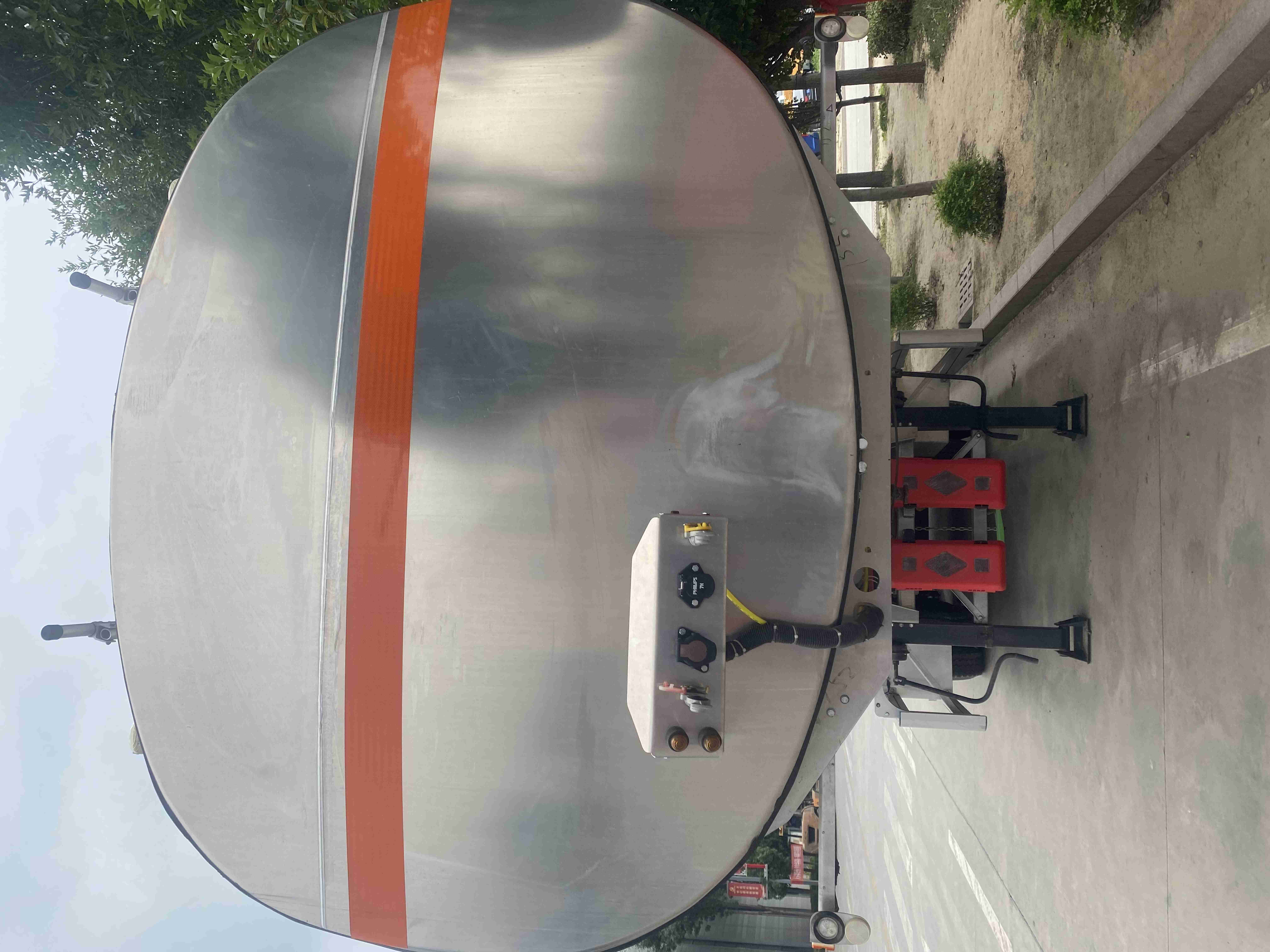 CIMC used manufactures high-quality three-axle liquid tank cars with a maximum load capacity of 60000L