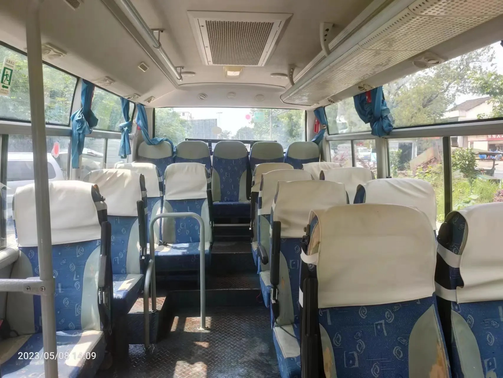 Used Shuttle Vans Floding Door 19 Seats White Color 6 Meters Front Engine Wiht A/C 2nd Hand Dongfeng Bus EQ6608