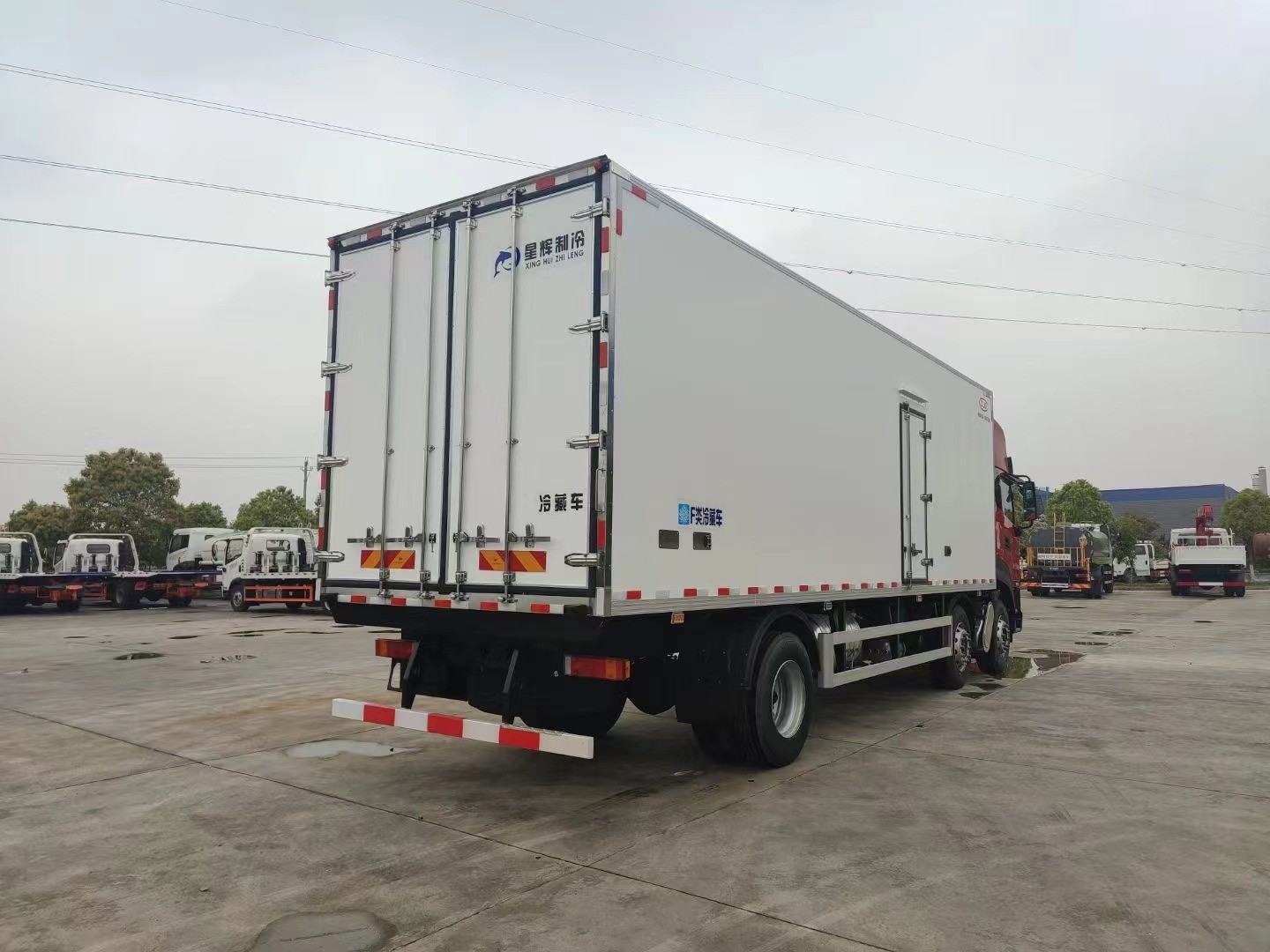 Dongfeng 6x4 Van Truck Refrigerated With 245 HP Engine 20 Ton Loading Capacity