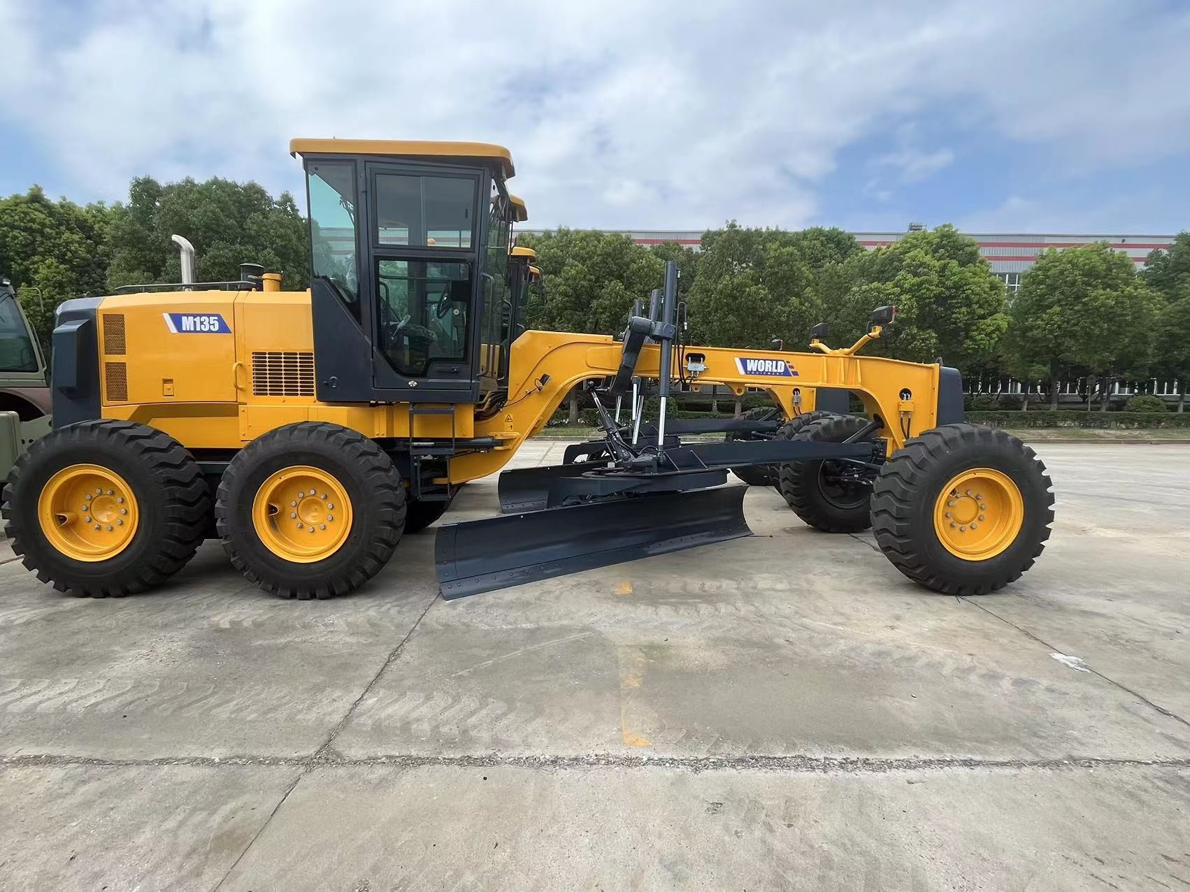 Enclosed Cab Heavy Equipment Motor Grader 97kw Power Output ROPS/FOPS Optional