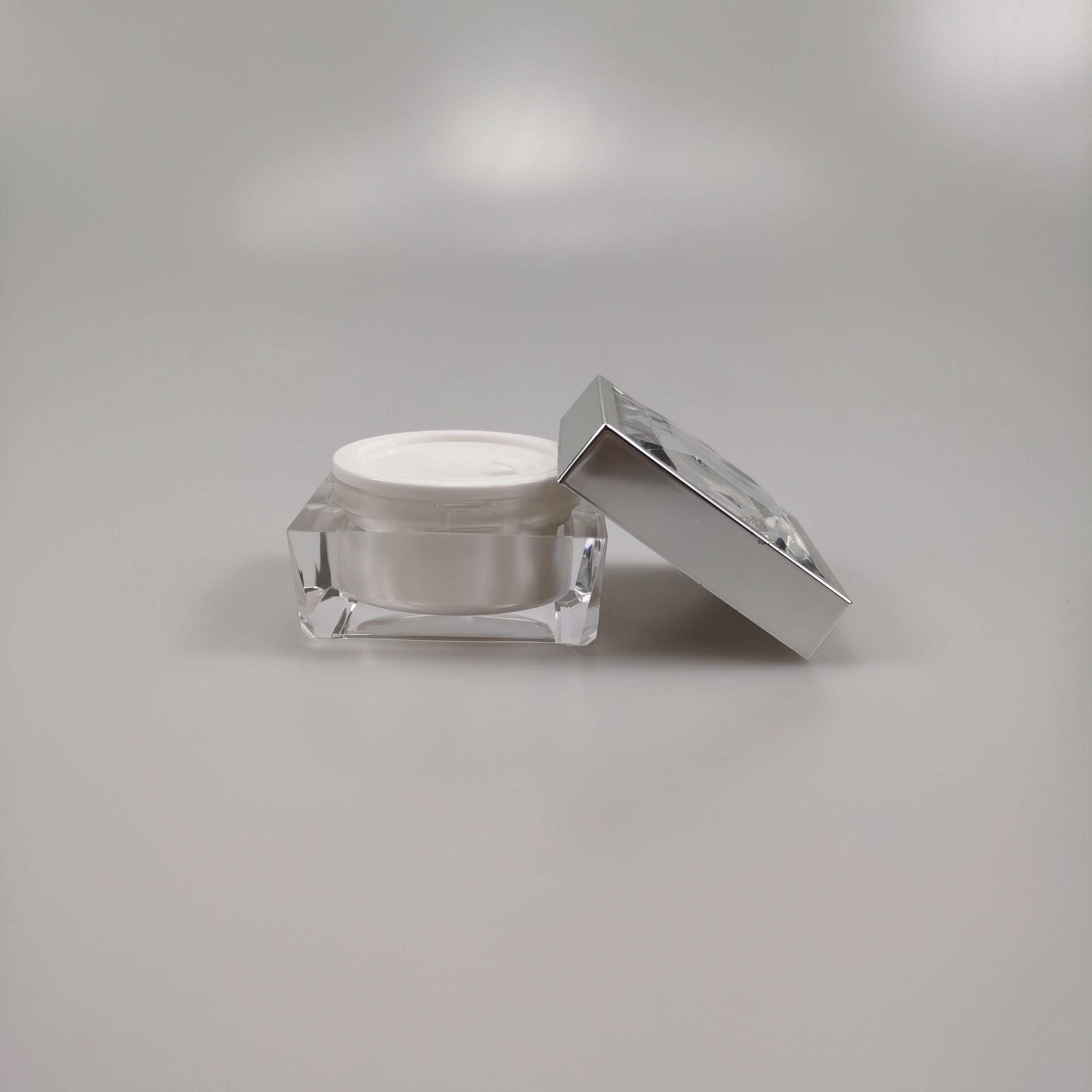 Skin Care Cream Plastic Cap 15g 30g 50g Square Acrylic Eye Cream Jar with Diamond Silver Lid