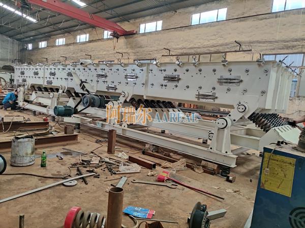 Stainless Steel Balanced Vibratory Conveyor For 80TPH Raw Sugar Long Distance