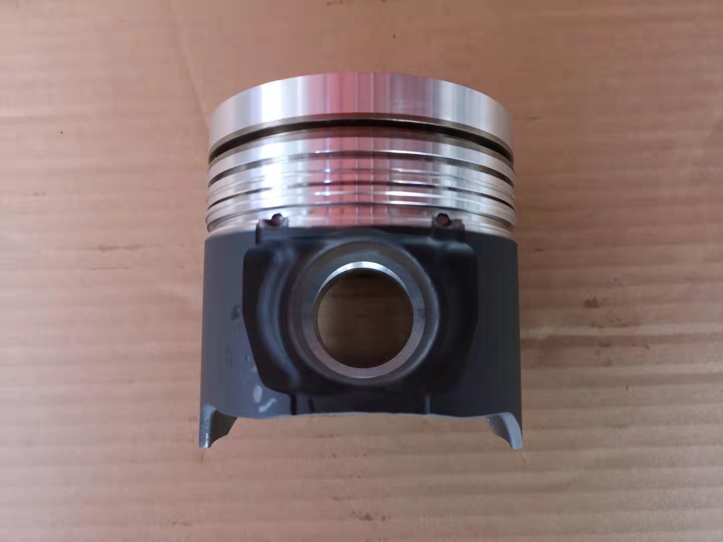 4HE1 Engine Piston 8972516960 NPR NQR Light Truck Skirt Graphite Layer Black Color Inside Oil Cooler