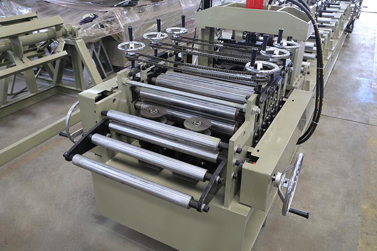 GCr15 Roller Thickness 1.5mm Purlin Roll Forming Machine