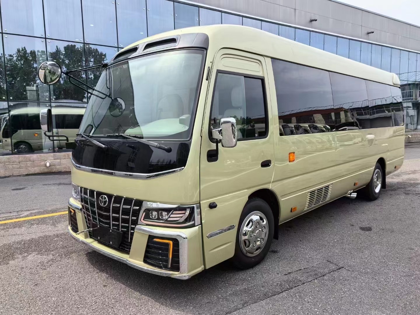 Toyota Coaster 16-Seater Tourist Bus Business Reception Bus Gasoline 4×2 Manual Transmission