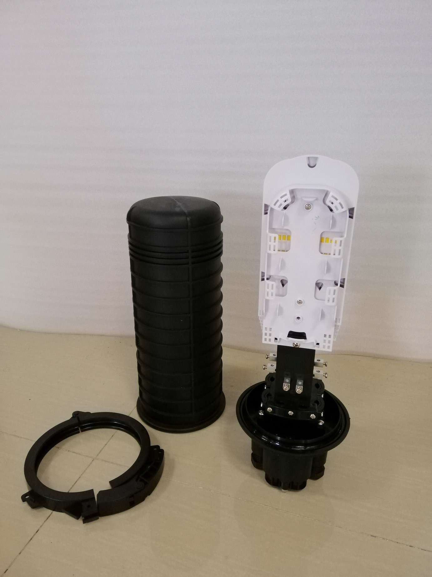 Mechanical FTTB 144FO Vertical Fiber Optic Closure For OPGW Fitting