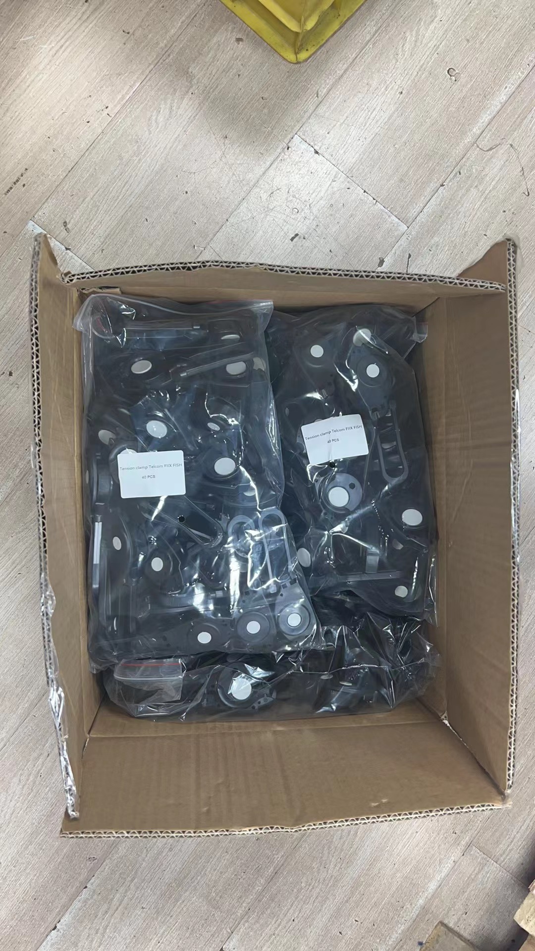 0.7KN Clamp Nylon FTTH Fish Type Flat Optical Fiber Optic Drop Cable Holder with 25