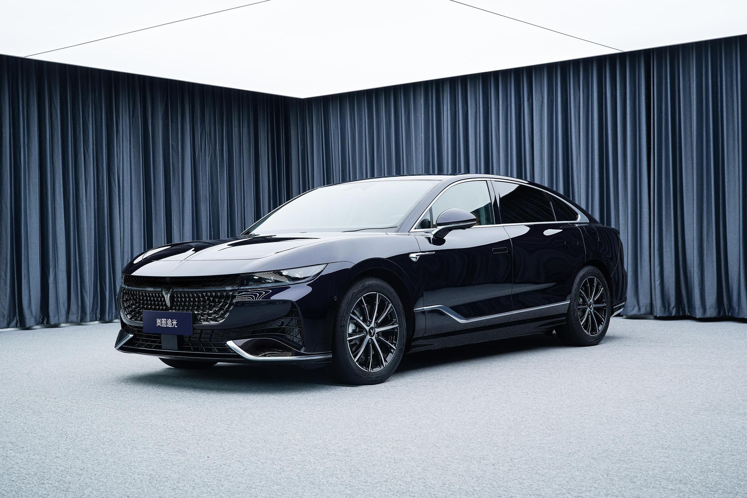 2024 Chasing Light PHEV Ultra Long Range Sedan Latest 4WD Energy Vehicle with 1260km Pure Electric Range and Dual Motor